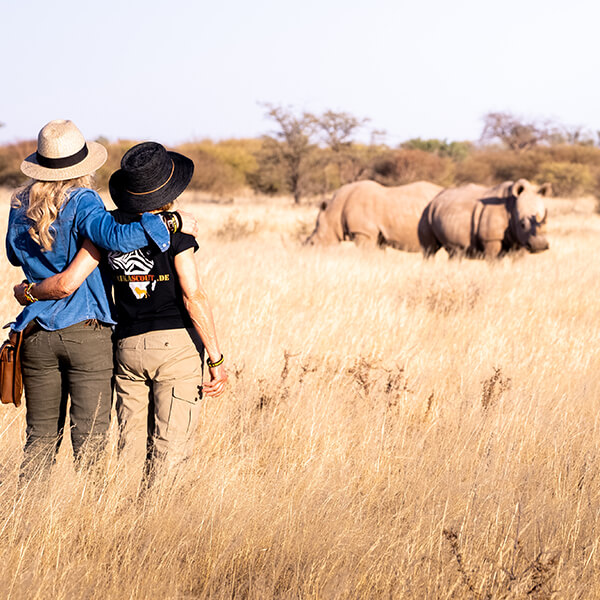 Afrikascout Sabi in Namibia mit Nashörnern